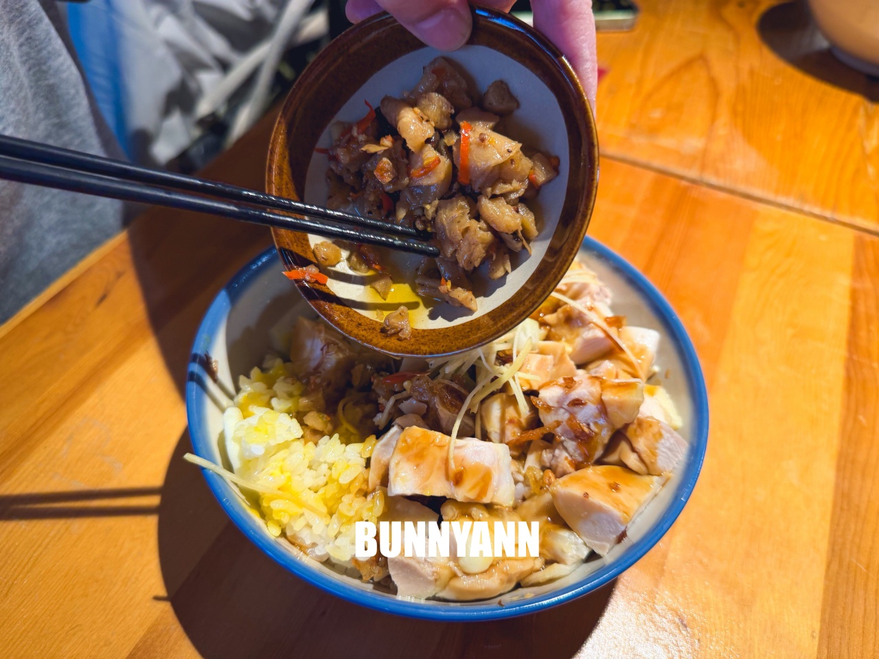 三峽美食「薑太宮火鍋雞&蔥雞飯」江湖風格超好拍，必點85元泉水雞飯與邪惡起司火鍋，CP值爆表！