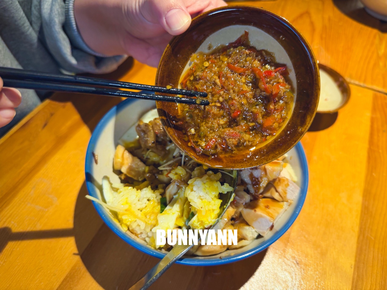 三峽美食「薑太宮火鍋雞&蔥雞飯」江湖風格超好拍，必點85元泉水雞飯與邪惡起司火鍋，CP值爆表！