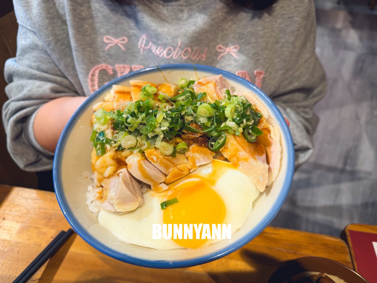 三峽美食「薑太宮火鍋雞&蔥雞飯」江湖風格超好拍，必點85元泉水雞飯與邪惡起司火鍋，CP值爆表！