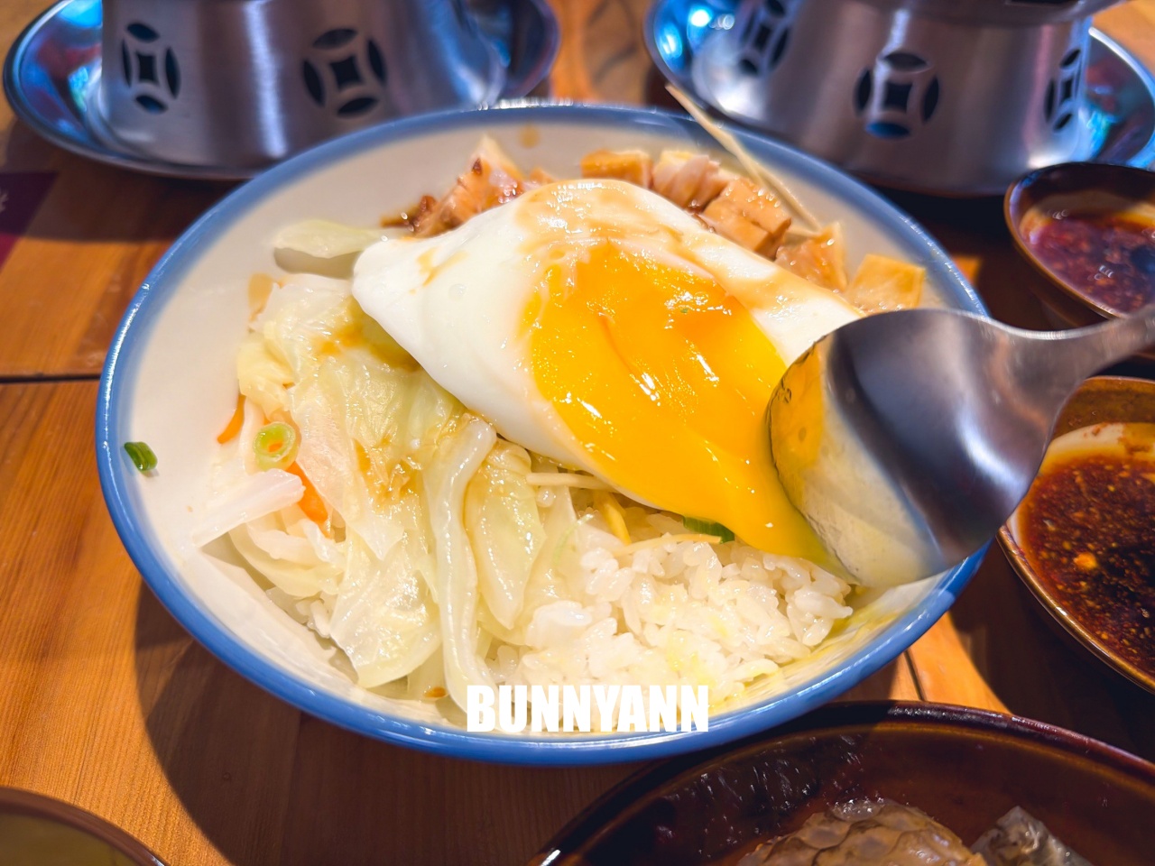 三峽美食「薑太宮火鍋雞&蔥雞飯」江湖風格超好拍，必點85元泉水雞飯與邪惡起司火鍋，CP值爆表！