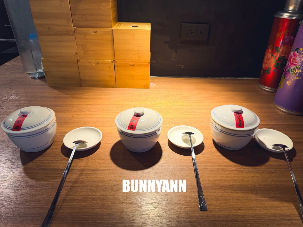 三峽美食「薑太宮火鍋雞&蔥雞飯」江湖風格超好拍，必點85元泉水雞飯與邪惡起司火鍋，CP值爆表！