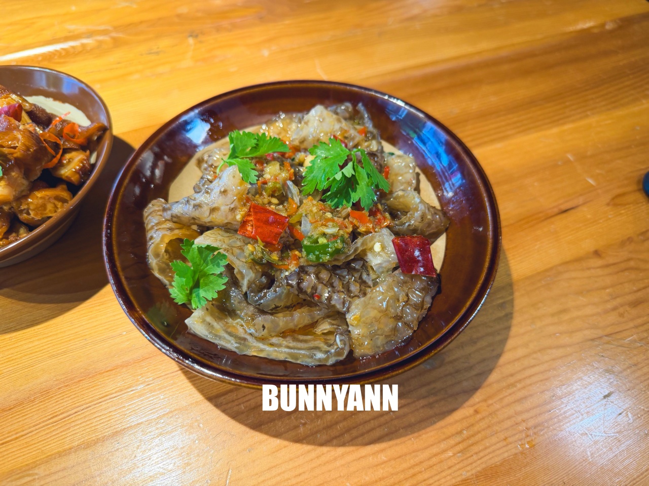 三峽美食「薑太宮火鍋雞&蔥雞飯」江湖風格超好拍，必點85元泉水雞飯與邪惡起司火鍋，CP值爆表！