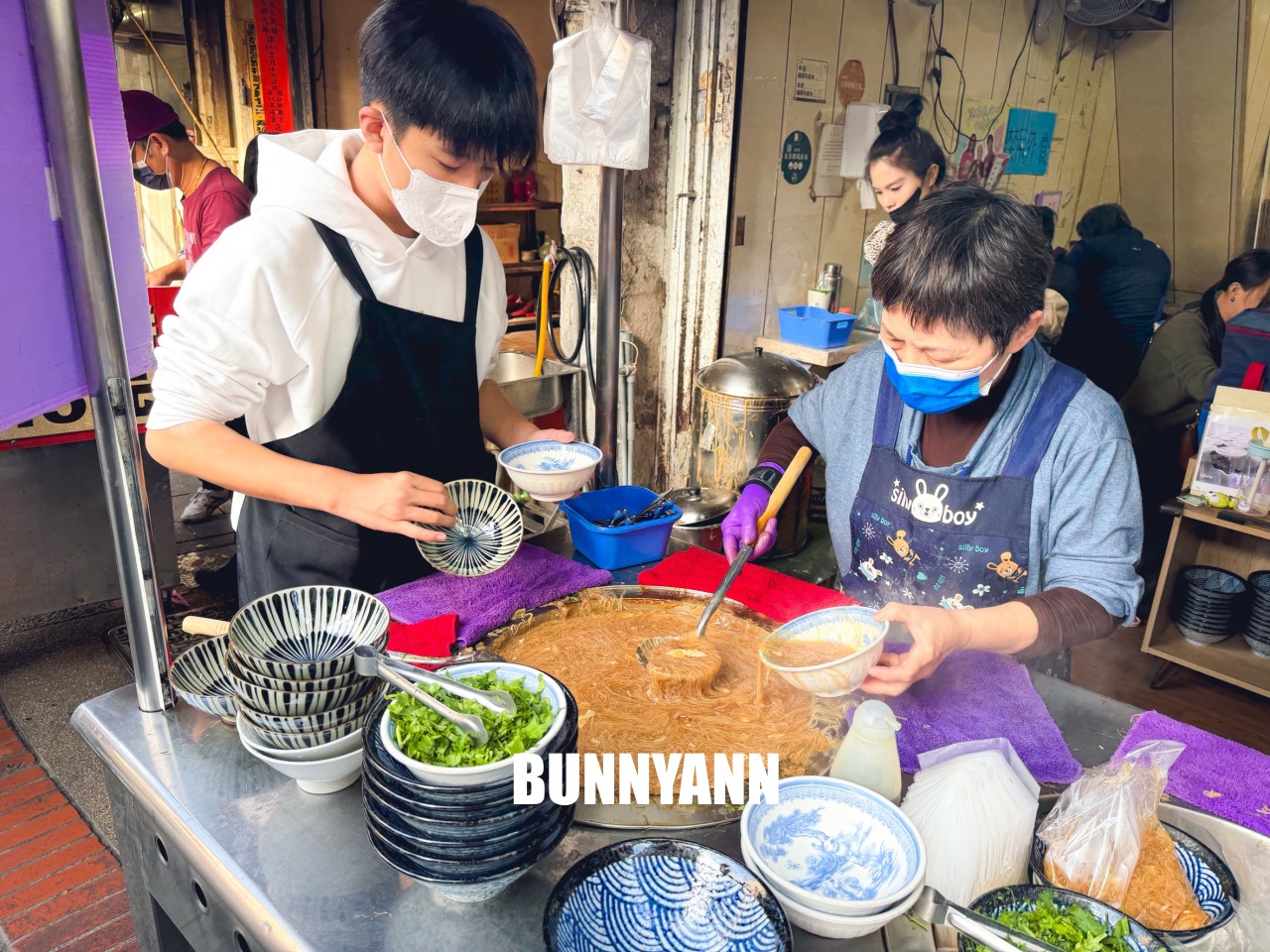 彰化美食！蚯蚓龍山麵線糊，一碗只要35元超佛心，在地人也排隊的最強銅板小吃！