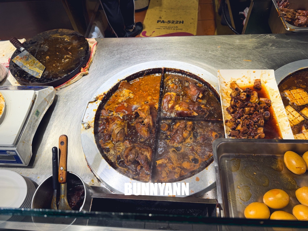 台北萬華美食「西門麵店銷魂豬腳飯」，油亮入味超下飯，西門町必吃超人氣老店！