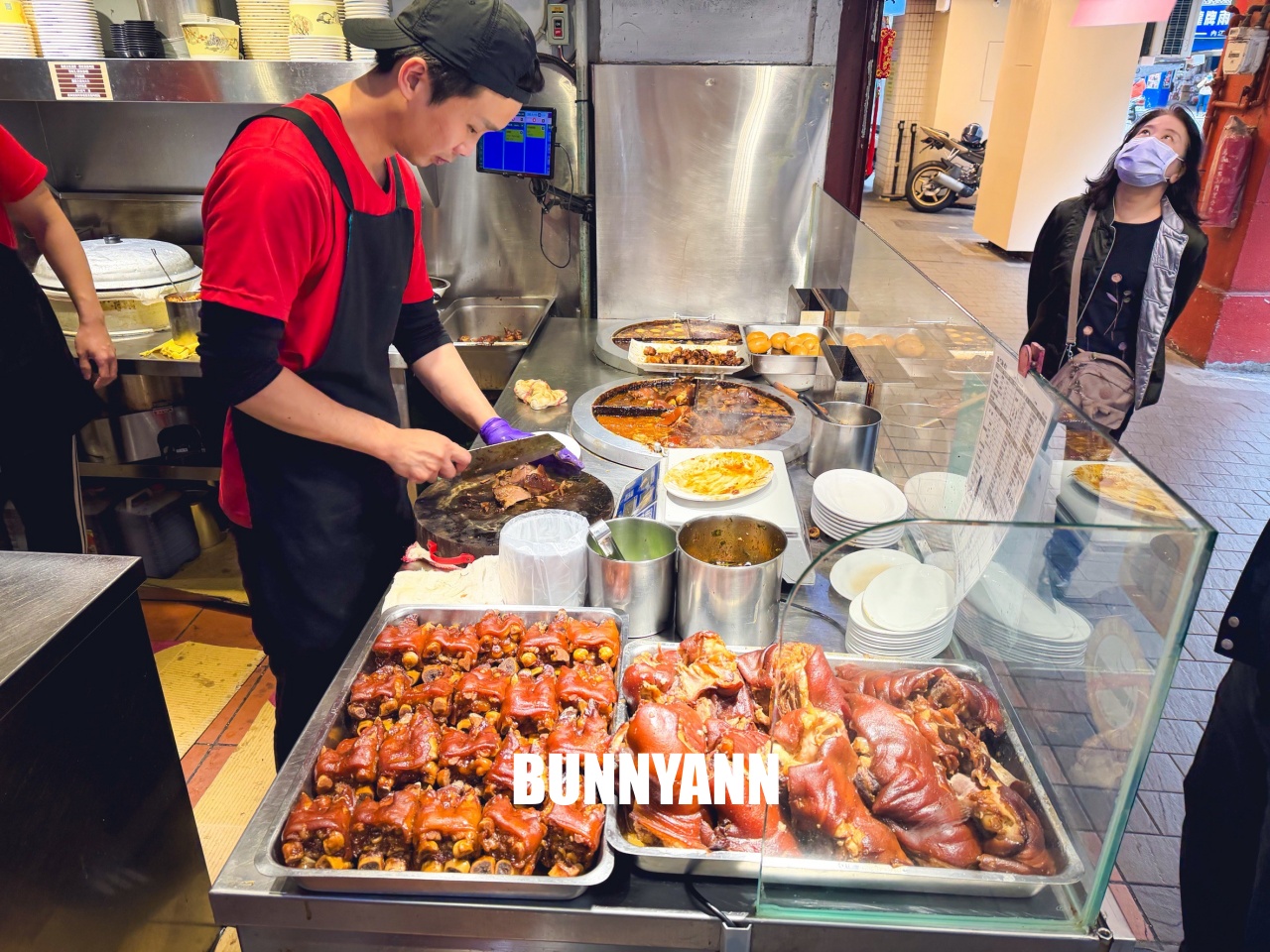 台北萬華美食「西門麵店銷魂豬腳飯」，油亮入味超下飯，西門町必吃超人氣老店！