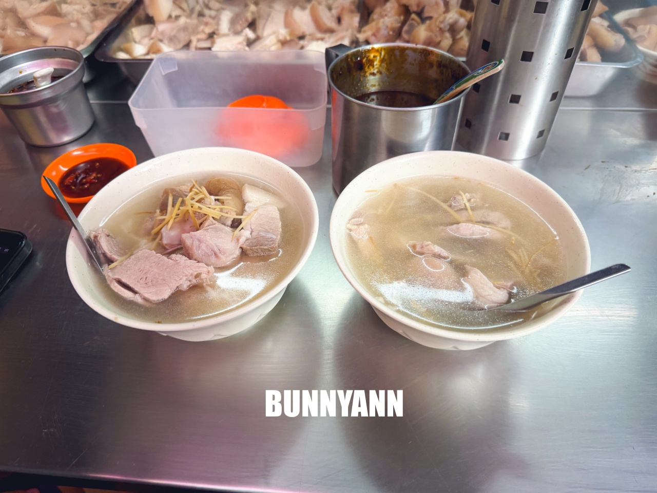 台北大稻埕美食，慈聖宮廟口最強「許仔豬腳麵線」，濃郁白湯豬腳，老饕必吃這一碗！