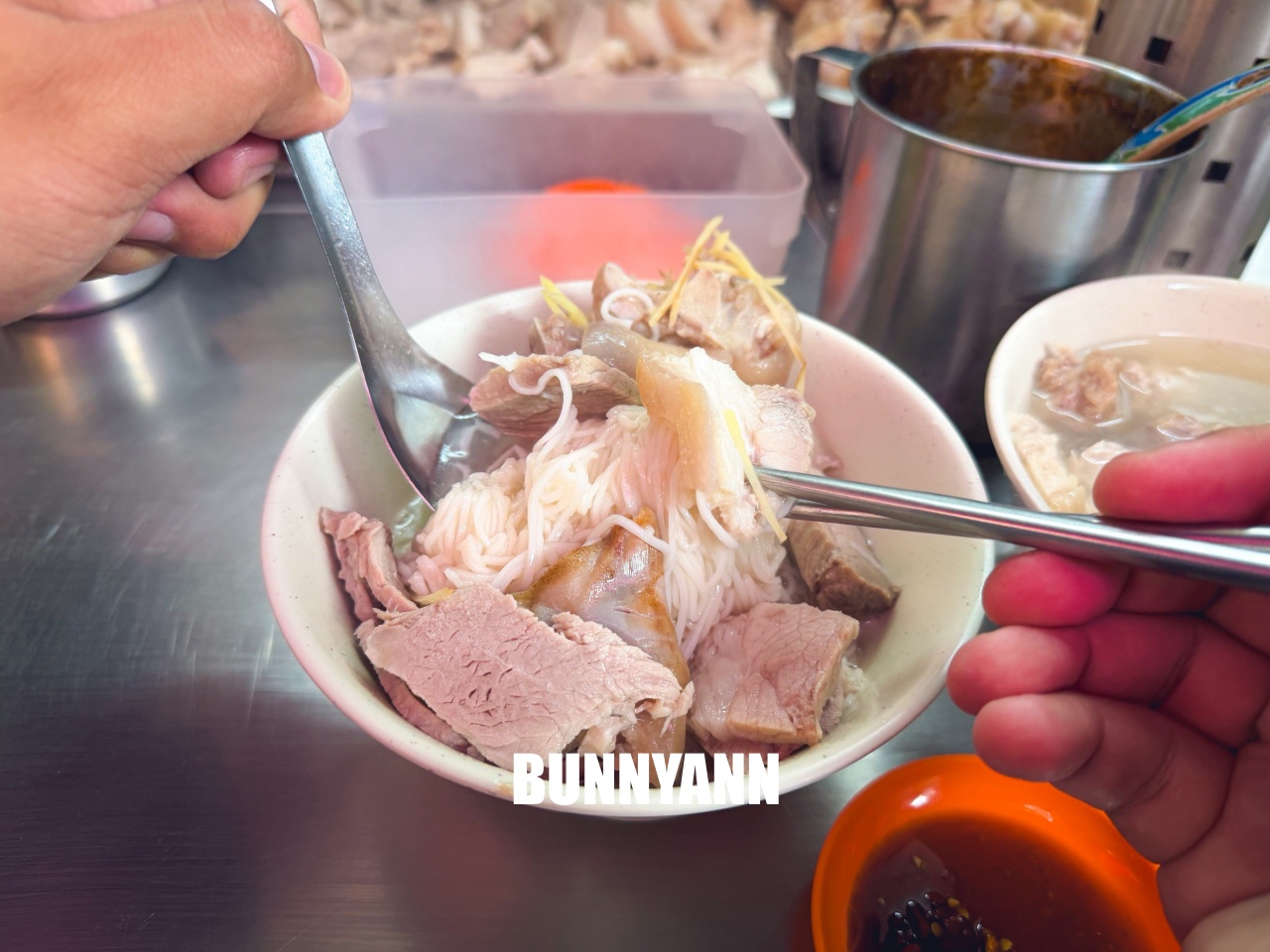 台北大稻埕美食，慈聖宮廟口最強「許仔豬腳麵線」，濃郁白湯豬腳，老饕必吃這一碗！