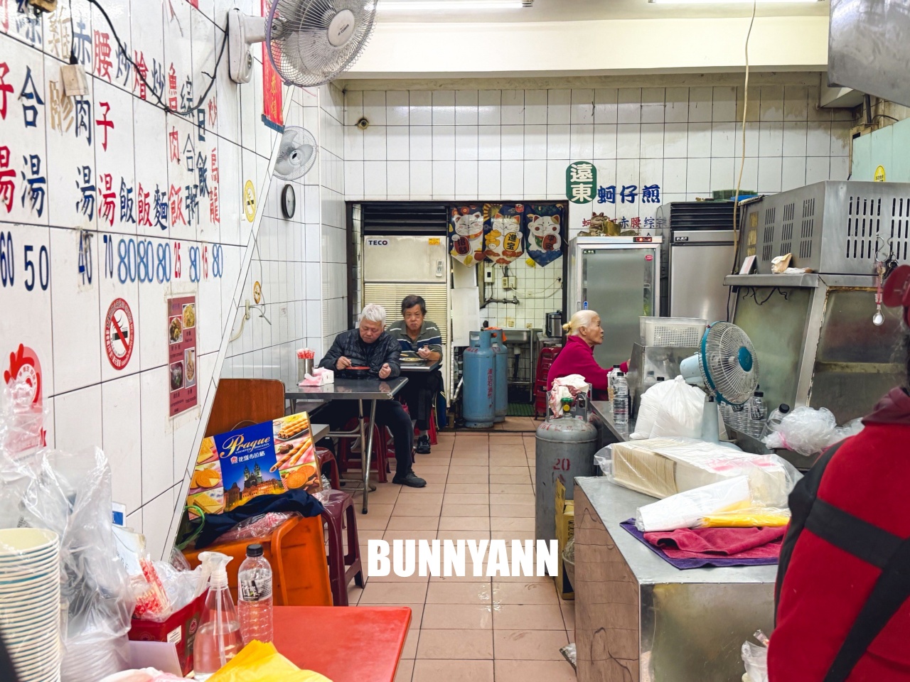 基隆「遠東蚵仔煎」在地人私藏名單，蚵仔大顆又鮮甜，蝦仁炒飯竟然也是隱藏版必點！