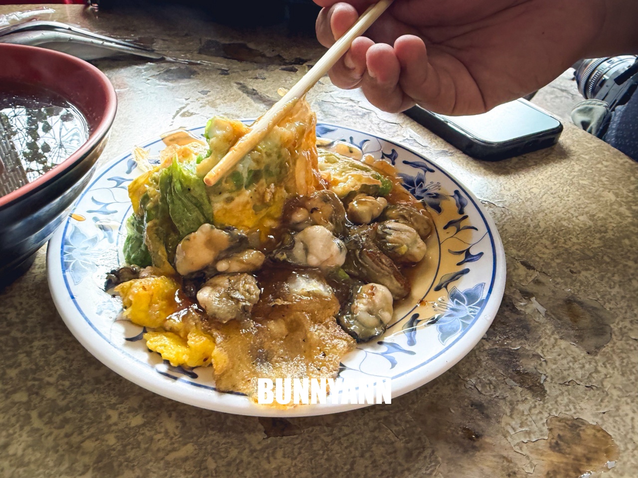 基隆「遠東蚵仔煎」在地人私藏名單，蚵仔大顆又鮮甜，蝦仁炒飯竟然也是隱藏版必點！