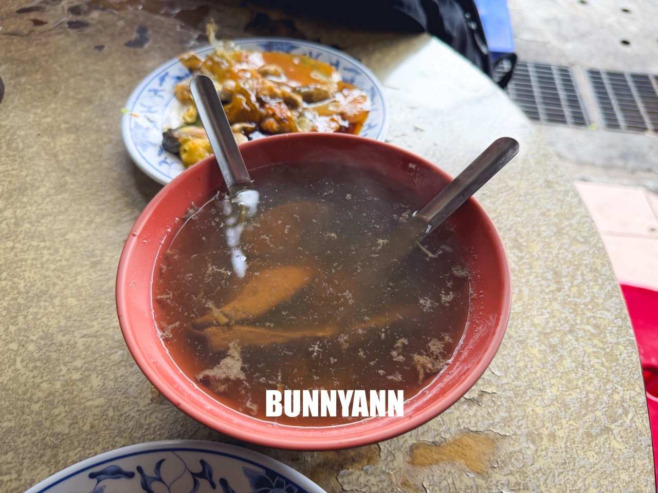 基隆「遠東蚵仔煎」在地人私藏名單，蚵仔大顆又鮮甜，蝦仁炒飯竟然也是隱藏版必點！