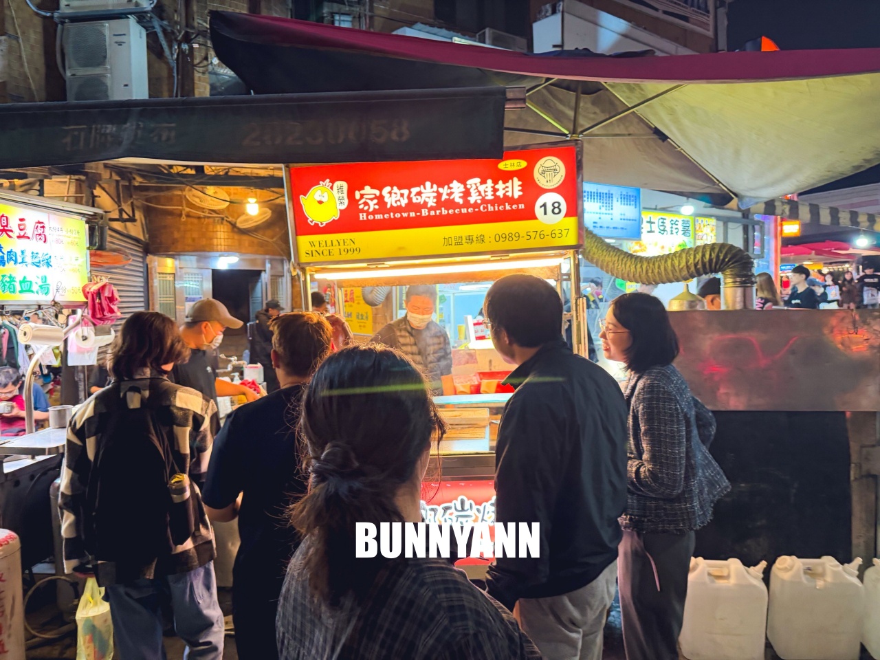 台北士林最強排隊王！家鄉碳烤雞排，先炸後烤多汁誘人，士林夜市必吃清單！