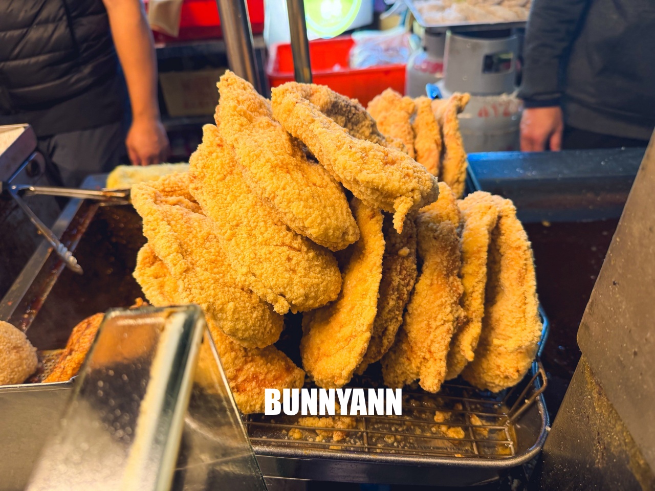 台北士林最強排隊王！家鄉碳烤雞排，先炸後烤多汁誘人，士林夜市必吃清單！