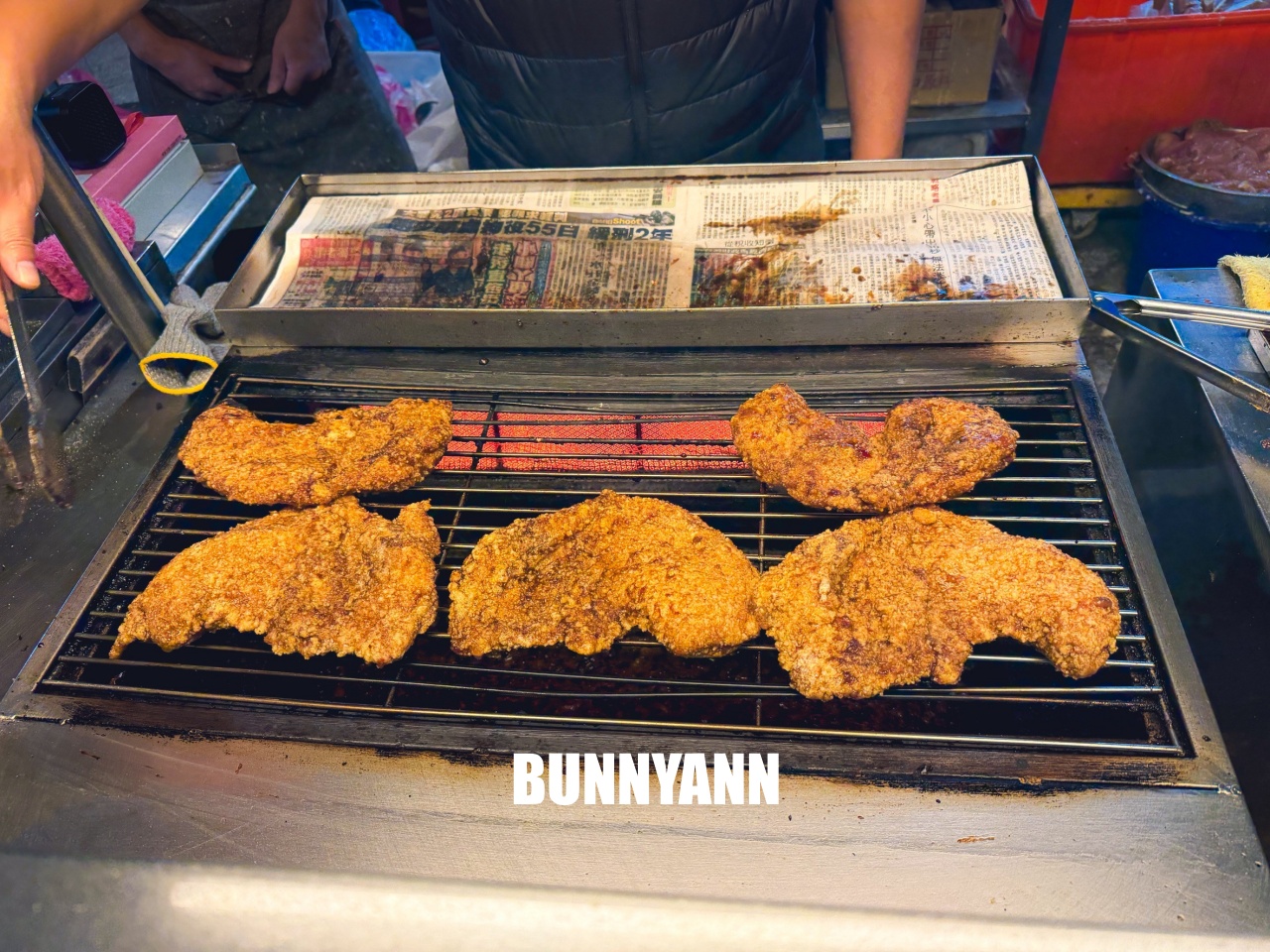 台北士林最強排隊王！家鄉碳烤雞排，先炸後烤多汁誘人，士林夜市必吃清單！