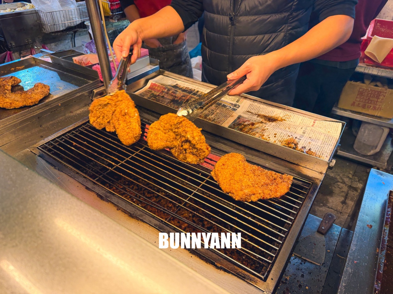 台北士林最強排隊王！家鄉碳烤雞排，先炸後烤多汁誘人，士林夜市必吃清單！