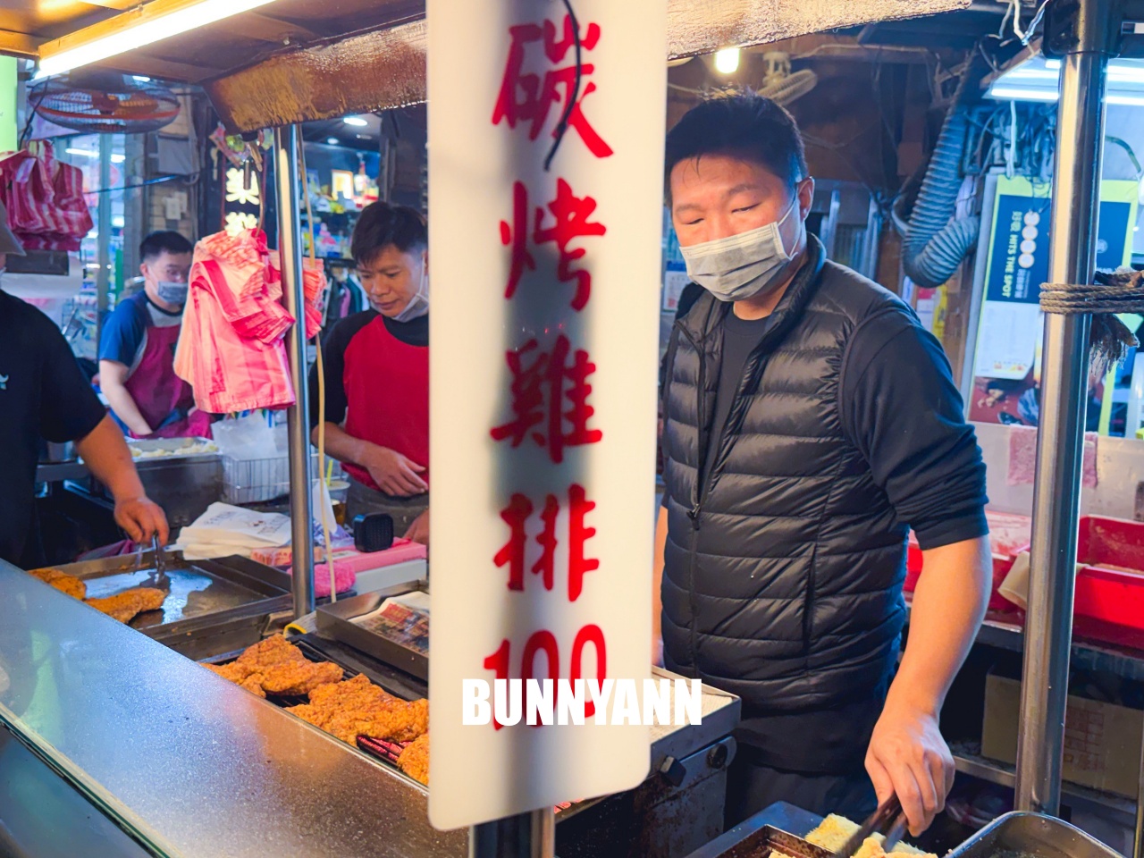 台北士林最強排隊王！家鄉碳烤雞排，先炸後烤多汁誘人，士林夜市必吃清單！