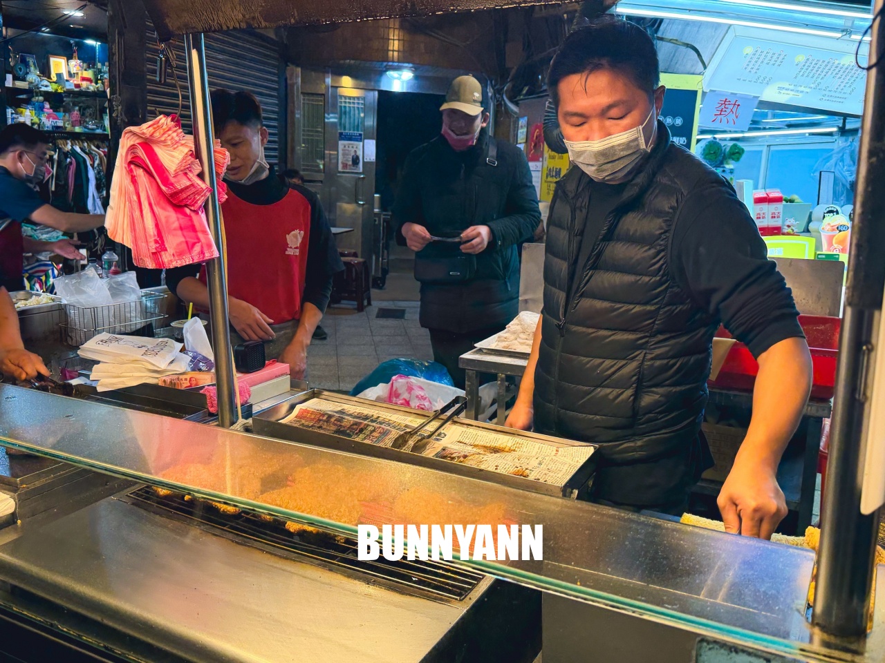 台北士林最強排隊王！家鄉碳烤雞排，先炸後烤多汁誘人，士林夜市必吃清單！