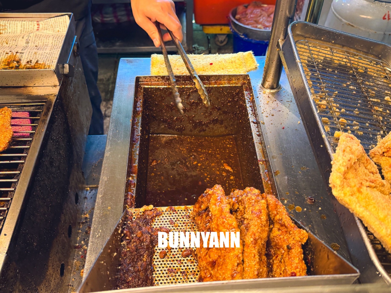 台北士林最強排隊王！家鄉碳烤雞排，先炸後烤多汁誘人，士林夜市必吃清單！