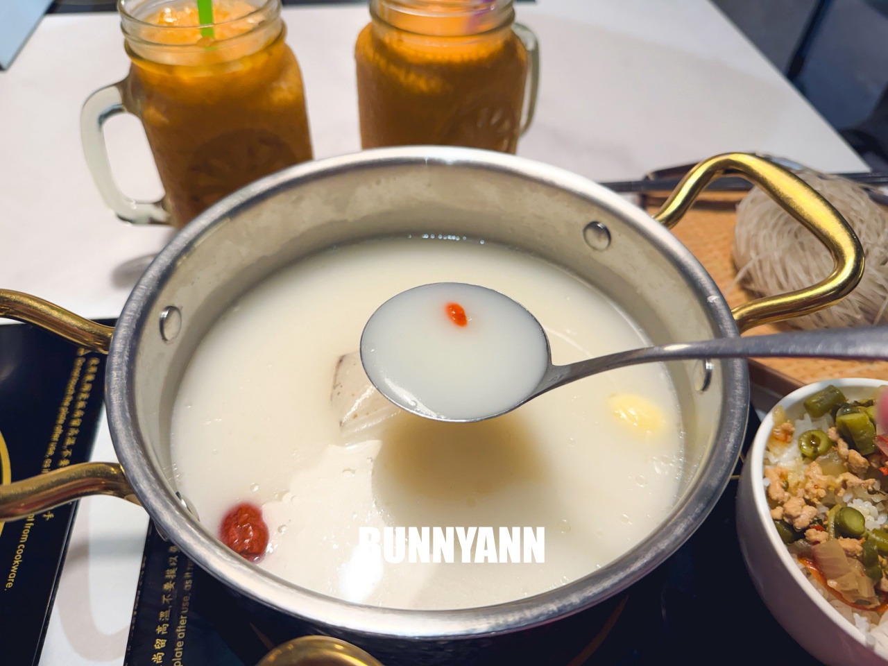 土城火鍋【鍋泰暖南洋火鍋】MAMA麵、泰奶無限暢飲，還有豐盛蔬菜吧吃到飽，讓人一吃再吃