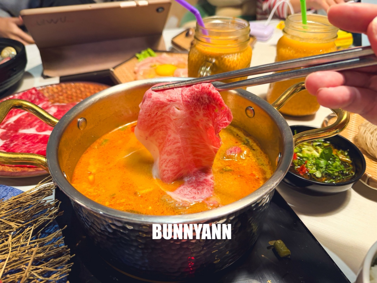 土城火鍋【鍋泰暖南洋火鍋】MAMA麵、泰奶無限暢飲，還有豐盛蔬菜吧吃到飽，讓人一吃再吃