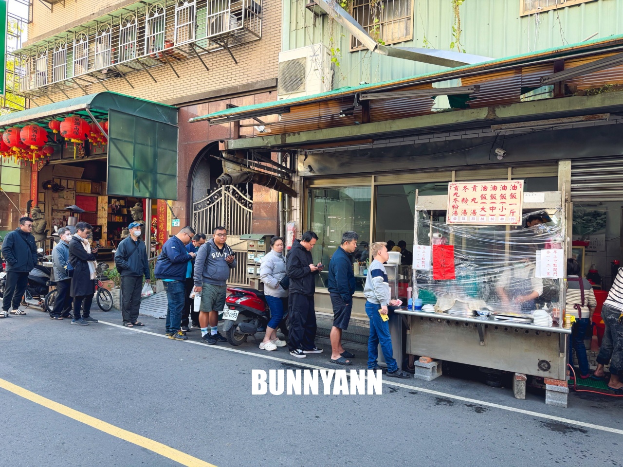 三重美食「阿田油飯」這碗被辣泡菜耽誤的超強油飯，沒早起排隊吃不到！