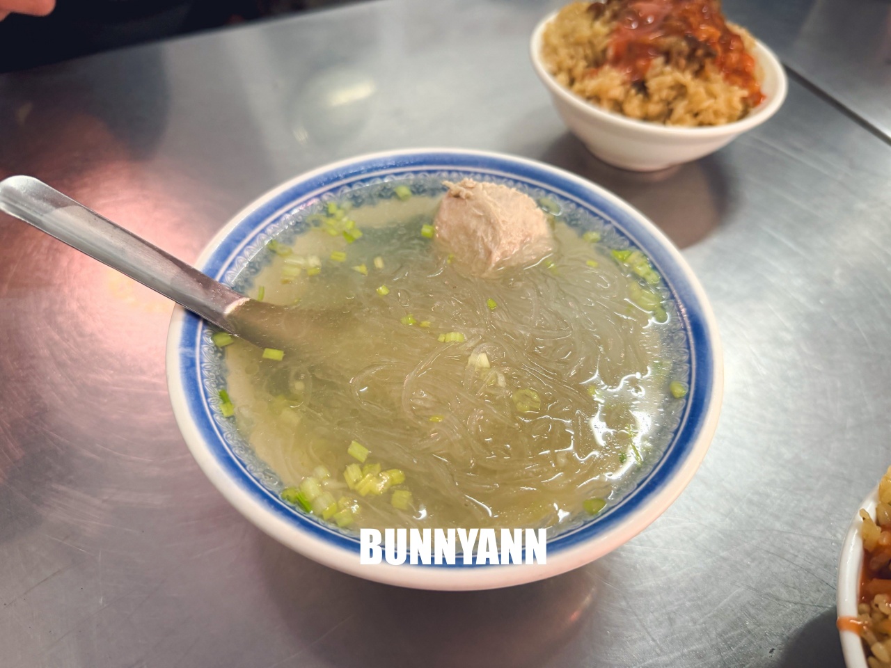 三重美食「阿田油飯」這碗被辣泡菜耽誤的超強油飯，沒早起排隊吃不到！