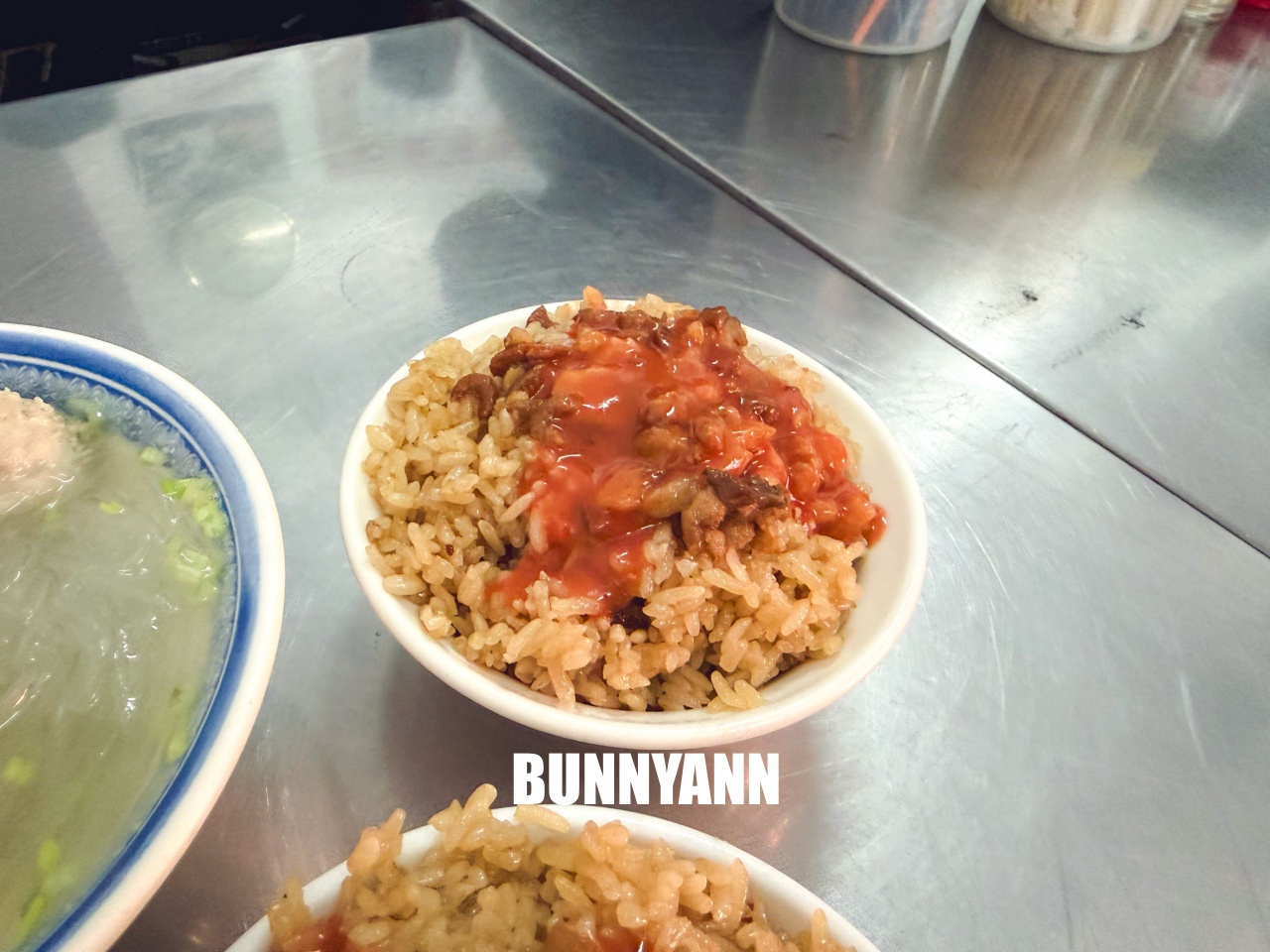 三重美食「阿田油飯」這碗被辣泡菜耽誤的超強油飯，沒早起排隊吃不到！