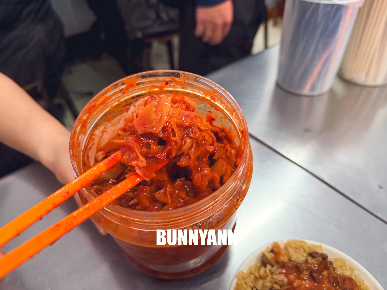 三重美食「阿田油飯」這碗被辣泡菜耽誤的超強油飯，沒早起排隊吃不到！