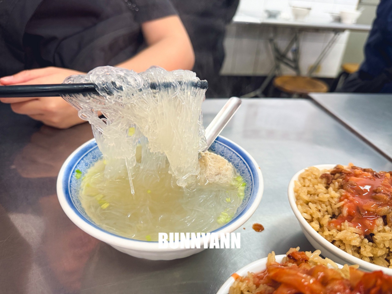 三重美食「阿田油飯」這碗被辣泡菜耽誤的超強油飯，沒早起排隊吃不到！