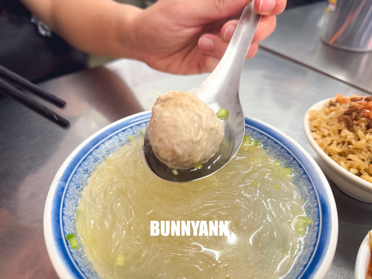 三重美食「阿田油飯」這碗被辣泡菜耽誤的超強油飯，沒早起排隊吃不到！