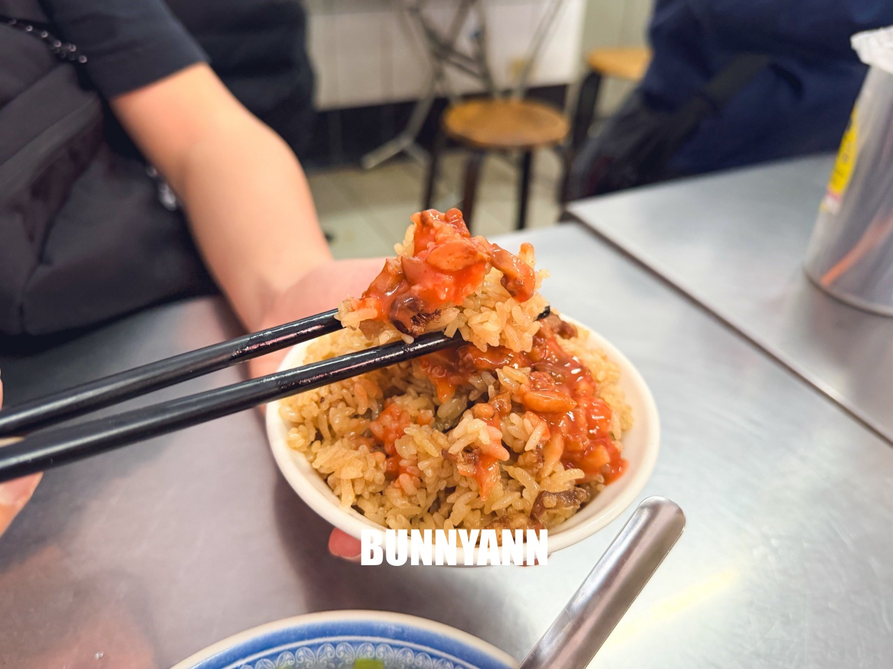 三重美食「阿田油飯」這碗被辣泡菜耽誤的超強油飯，沒早起排隊吃不到！