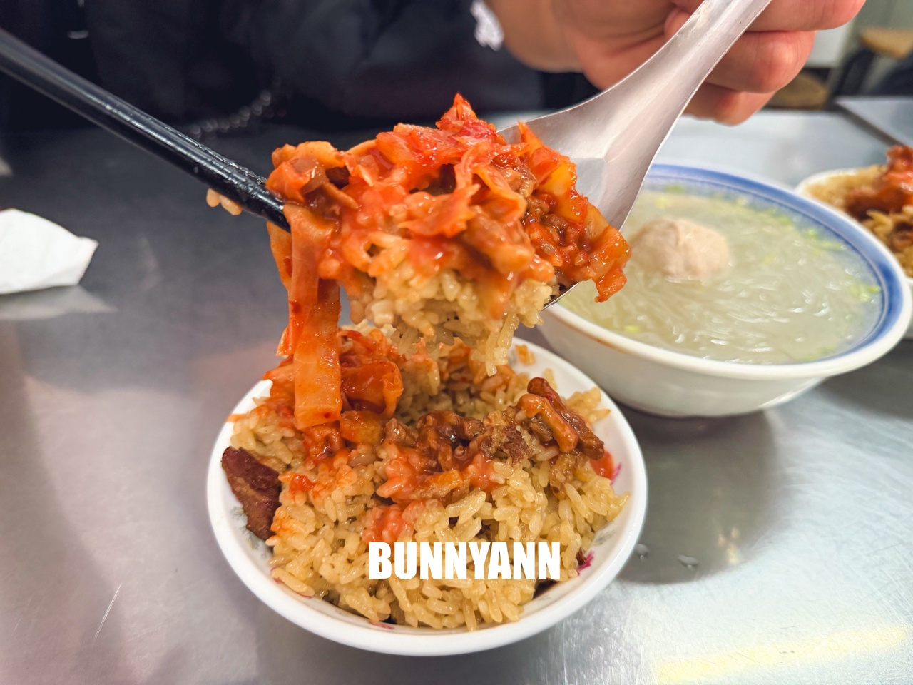 三重美食「阿田油飯」這碗被辣泡菜耽誤的超強油飯，沒早起排隊吃不到！