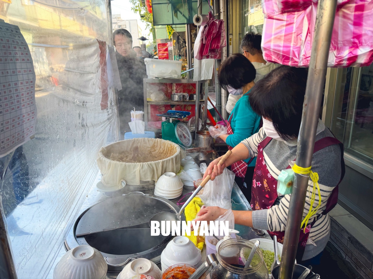 三重美食「阿田油飯」這碗被辣泡菜耽誤的超強油飯，沒早起排隊吃不到！