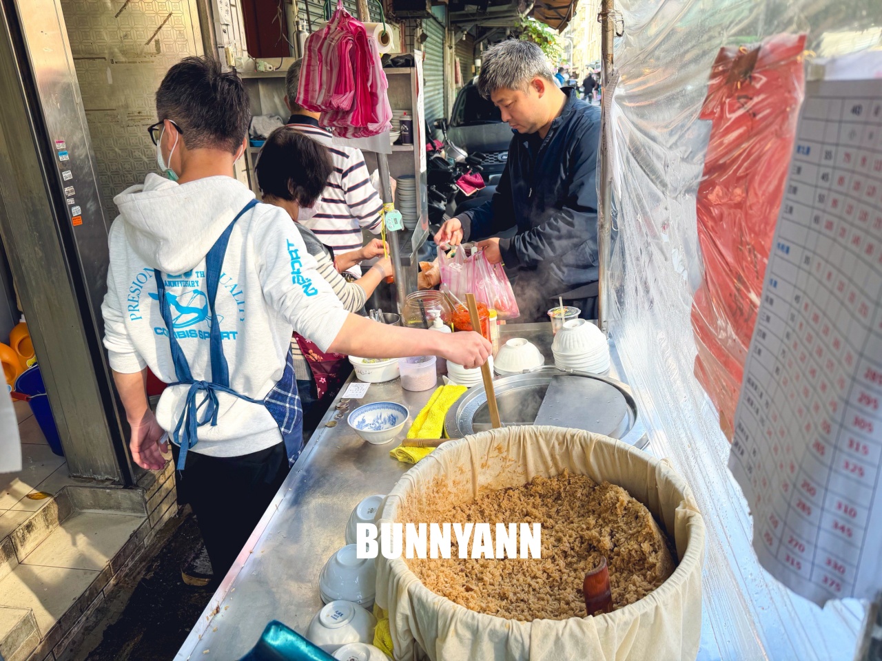 三重美食「阿田油飯」這碗被辣泡菜耽誤的超強油飯，沒早起排隊吃不到！