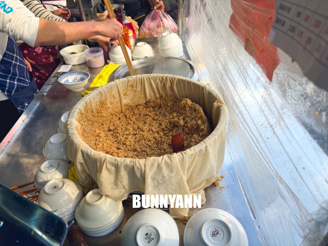 三重美食「阿田油飯」這碗被辣泡菜耽誤的超強油飯，沒早起排隊吃不到！