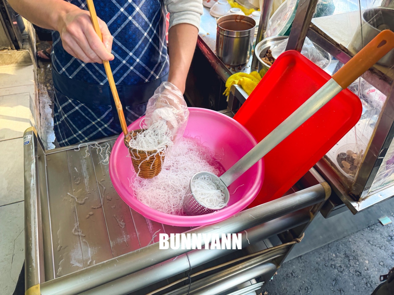 三重美食「阿田油飯」這碗被辣泡菜耽誤的超強油飯，沒早起排隊吃不到！