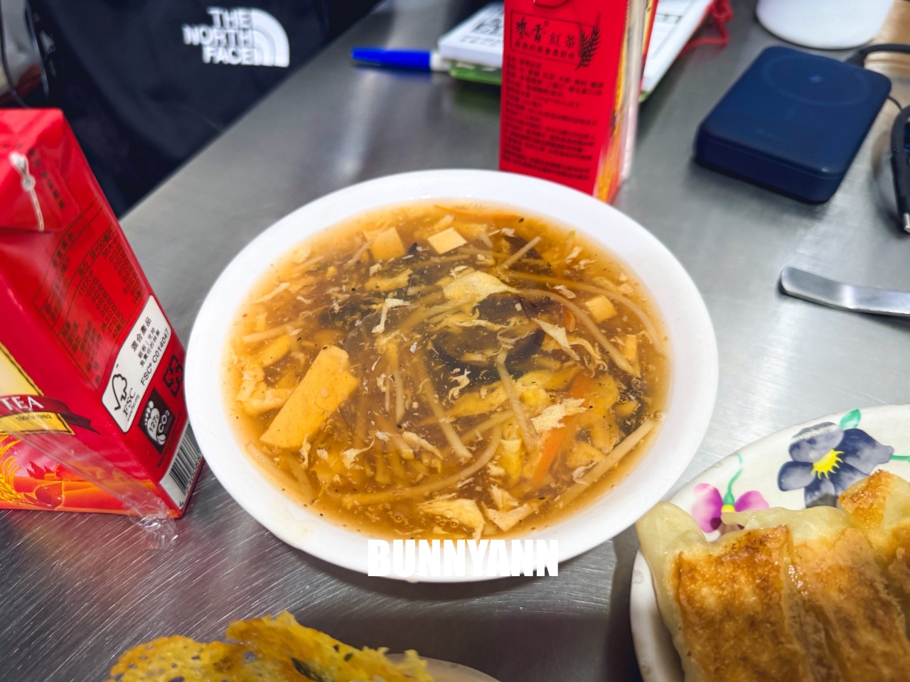 三重美食「雲林鍋貼」超強脆皮蚵仔煎必點，鍋貼外酥內嫩CP值高！