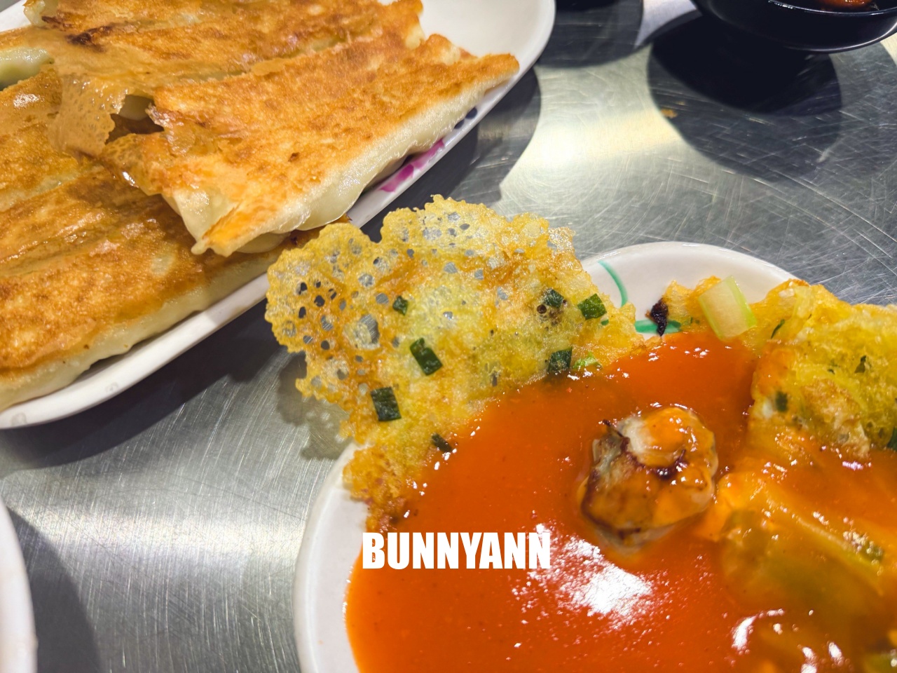 三重美食「雲林鍋貼」超強脆皮蚵仔煎必點，鍋貼外酥內嫩CP值高！