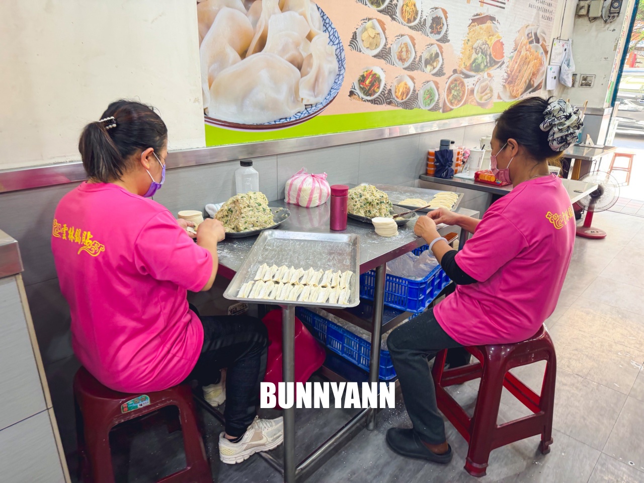 三重美食「雲林鍋貼」超強脆皮蚵仔煎必點，鍋貼外酥內嫩CP值高！