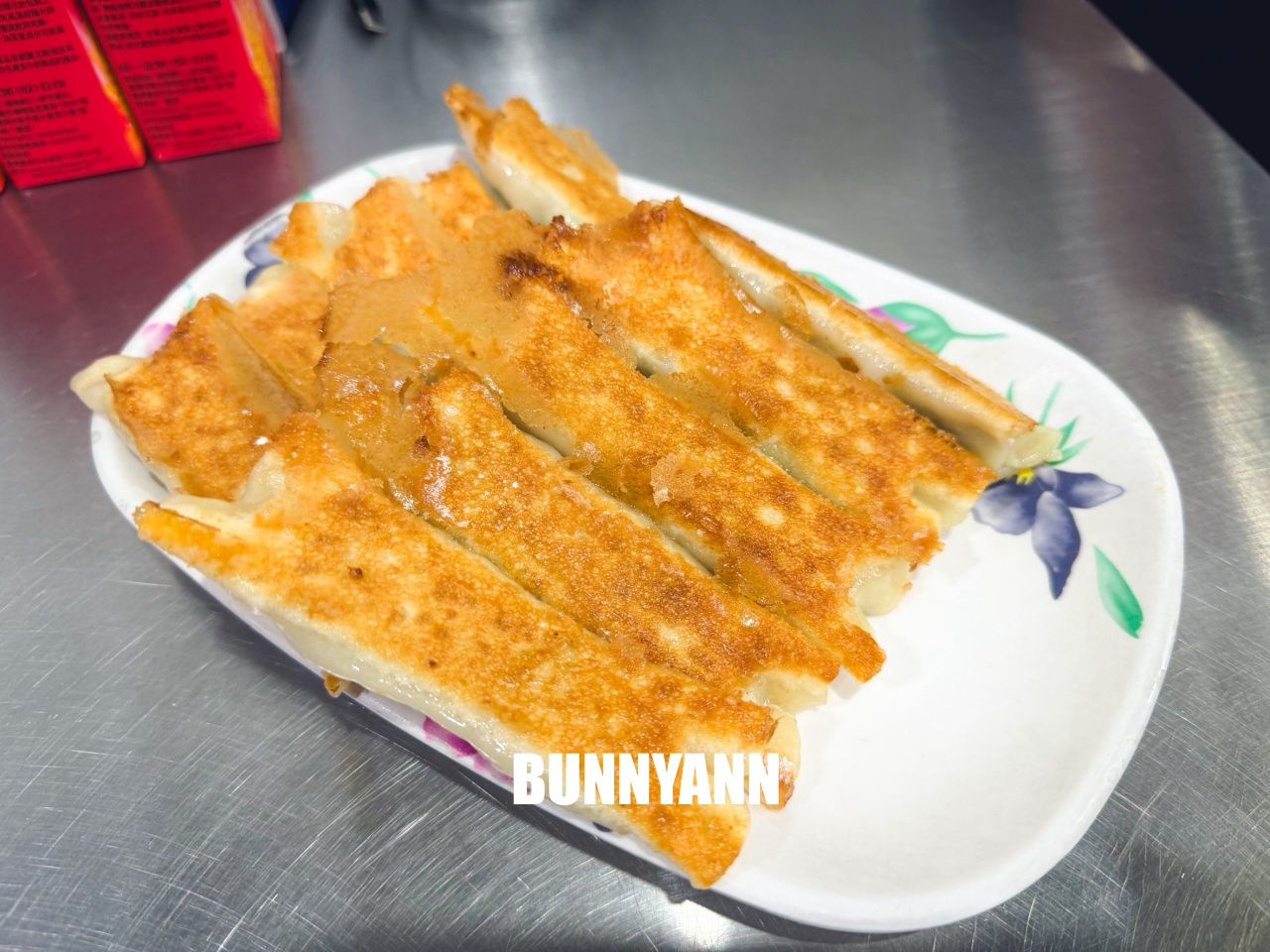 三重美食「雲林鍋貼」超強脆皮蚵仔煎必點，鍋貼外酥內嫩CP值高！