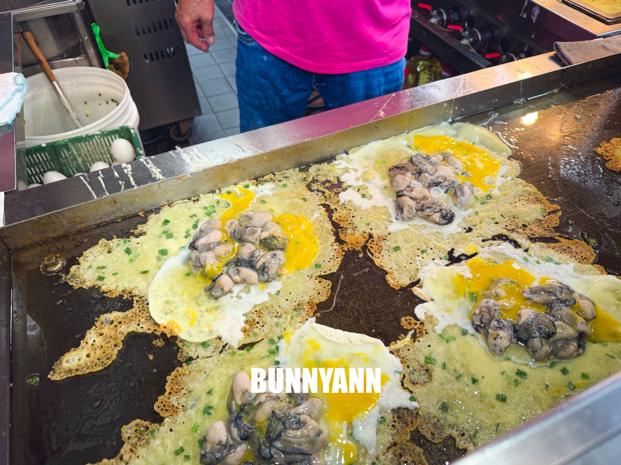 三重美食「雲林鍋貼」超強脆皮蚵仔煎必點，鍋貼外酥內嫩CP值高！