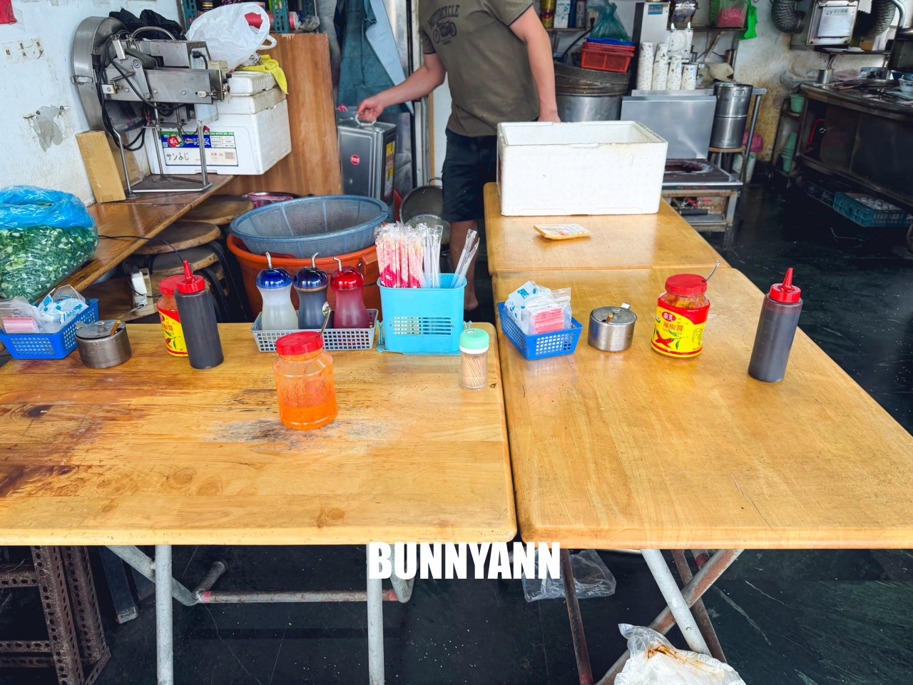 台北【青島豆漿店】杭州南路排隊早餐，必點焦香肉餅與韭菜盒(菜單)