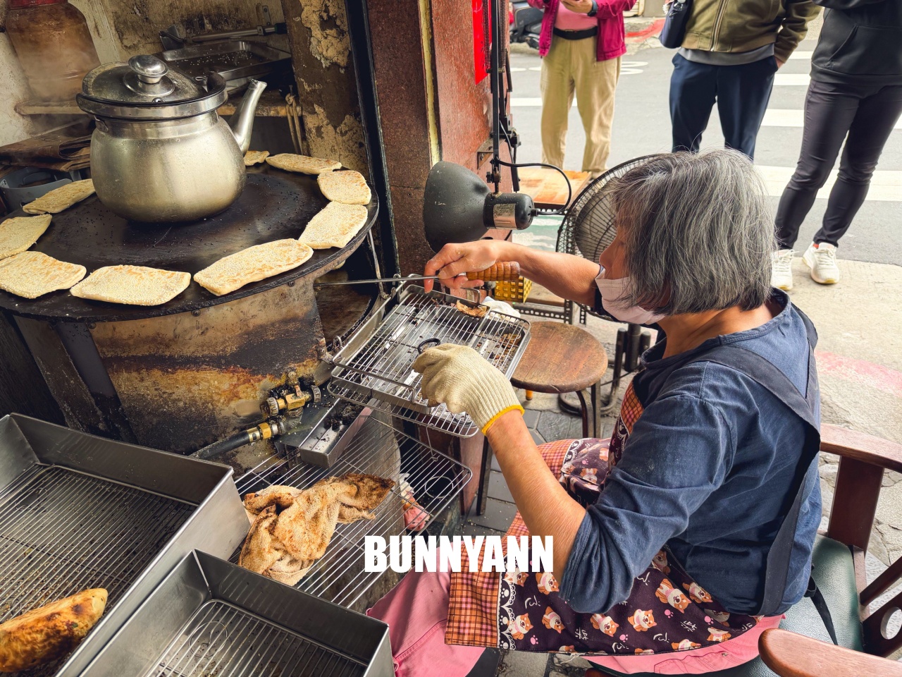 台北【青島豆漿店】杭州南路排隊早餐，必點焦香肉餅與韭菜盒(菜單)