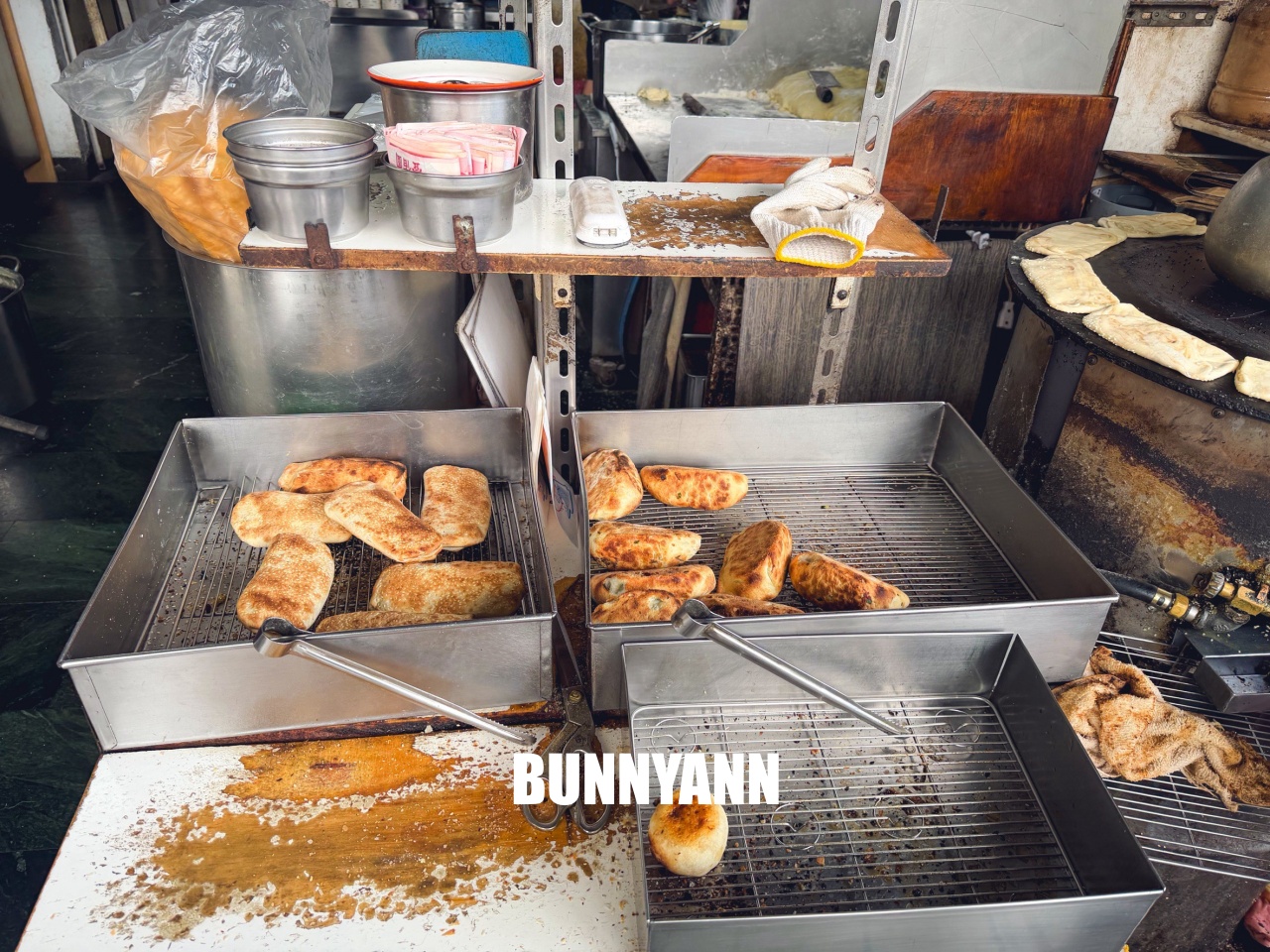 台北【青島豆漿店】杭州南路排隊早餐，必點焦香肉餅與韭菜盒(菜單)