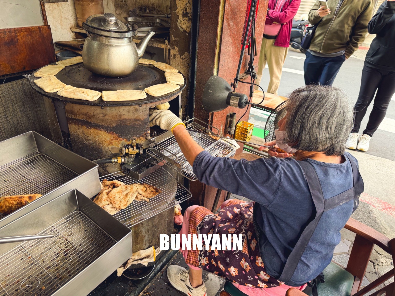 台北【青島豆漿店】杭州南路排隊早餐，必點焦香肉餅與韭菜盒(菜單)