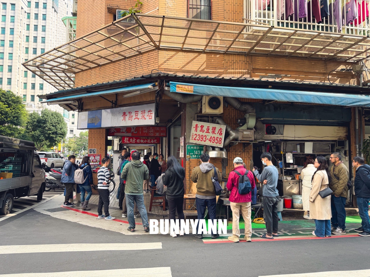 台北【青島豆漿店】杭州南路排隊早餐，必點焦香肉餅與韭菜盒(菜單)