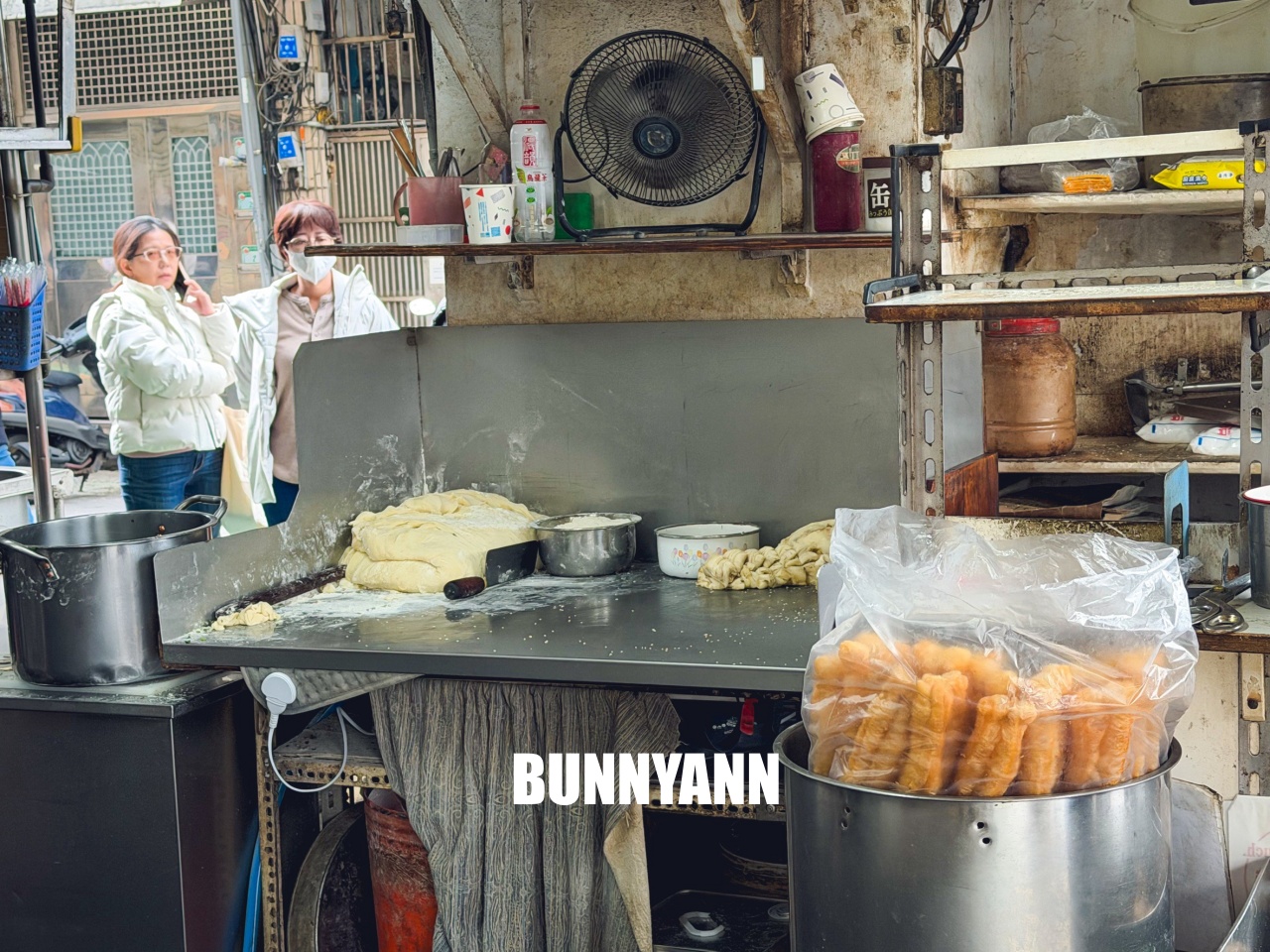 台北【青島豆漿店】杭州南路排隊早餐，必點焦香肉餅與韭菜盒(菜單)