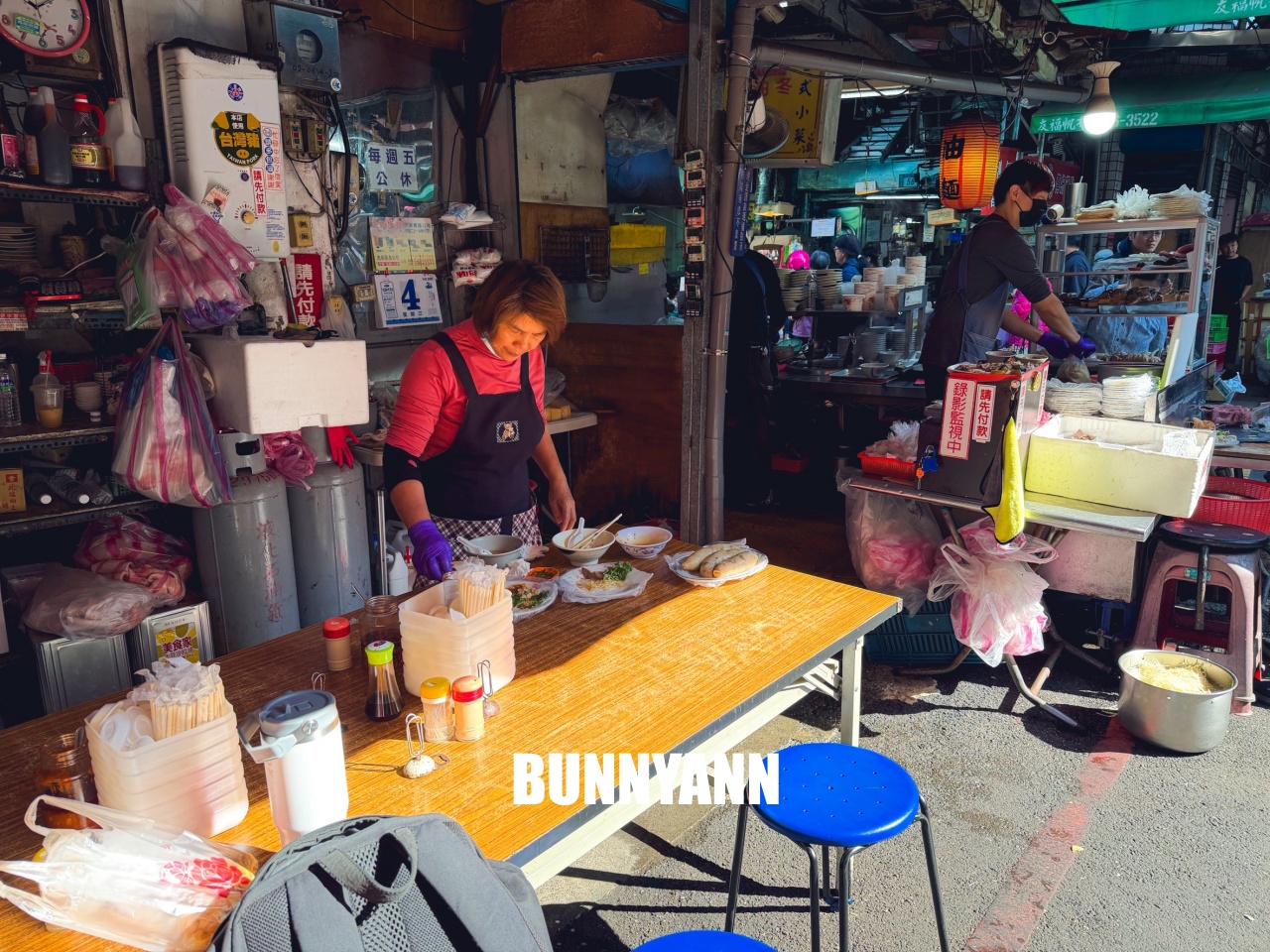 三重最強早午餐！「麗紅米粉湯」大同南路市場隱藏版，滿滿一桌黑白切與Q彈糯米腸CP值超高！