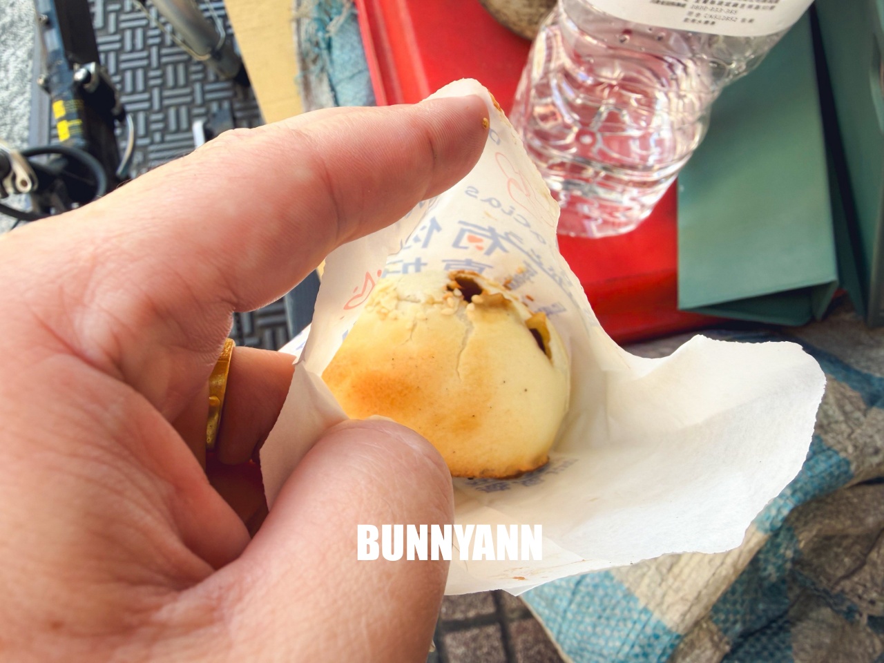 台北美食「黑老闆胡椒餅」伊通街排隊點心，現包炭烤金黃酥脆，爆汁肉餡超銷魂！