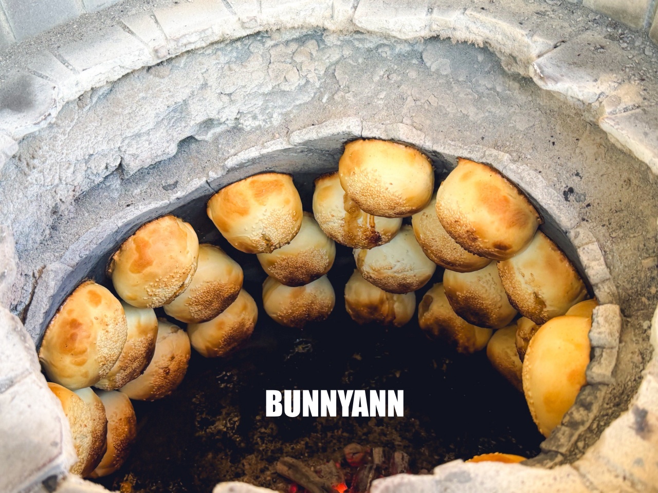 台北美食「黑老闆胡椒餅」伊通街排隊點心，現包炭烤金黃酥脆，爆汁肉餡超銷魂！