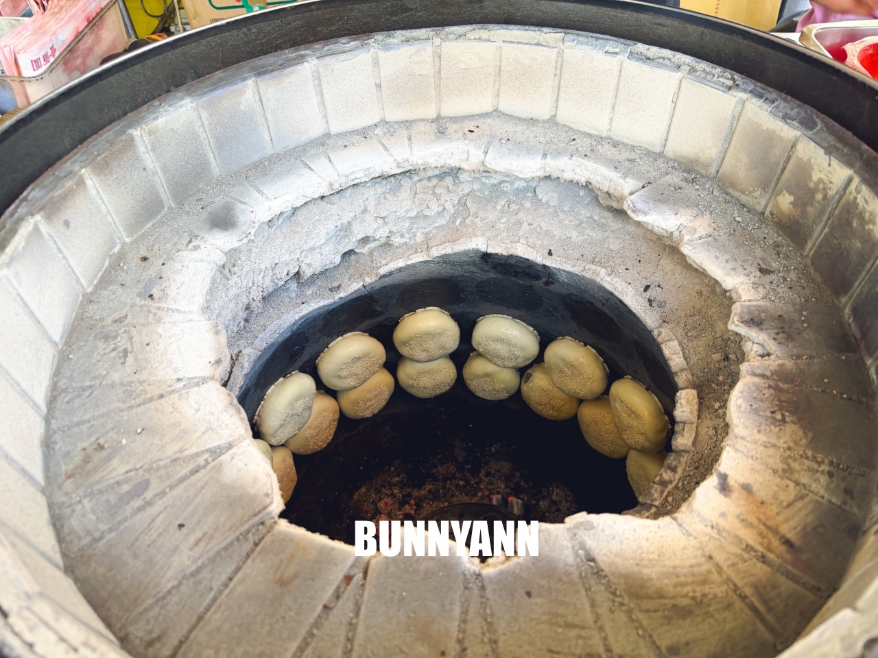 台北美食「黑老闆胡椒餅」伊通街排隊點心，現包炭烤金黃酥脆，爆汁肉餡超銷魂！